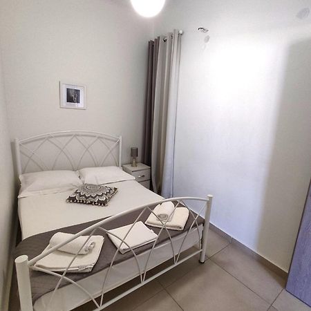 Athanasia'S Place 埃尔莫波利斯 外观 照片
