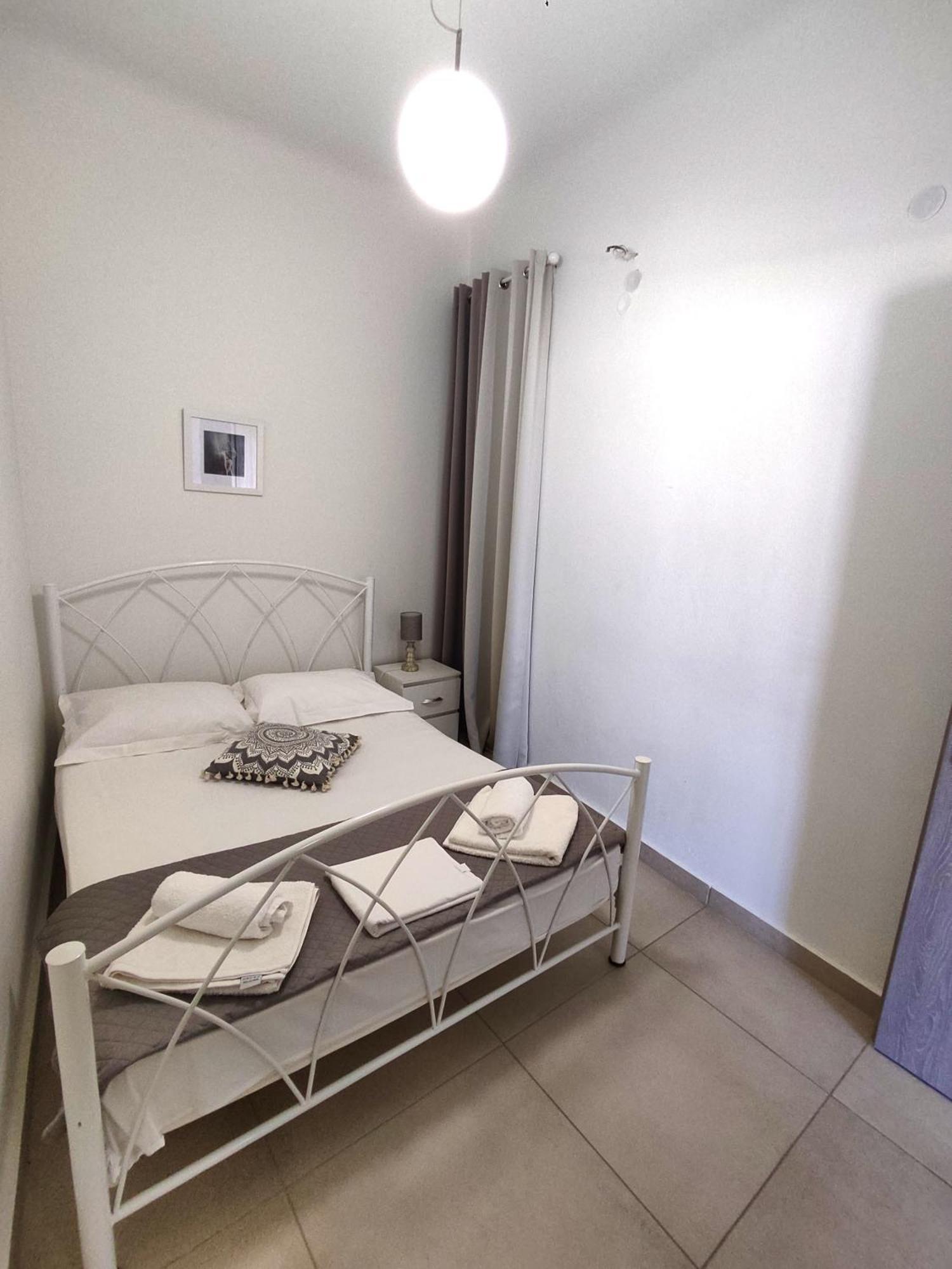 Athanasia'S Place 埃尔莫波利斯 外观 照片